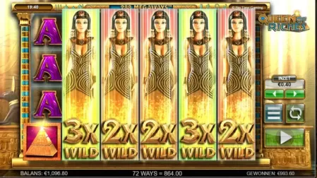 Queen of Riches slot screenshot 3